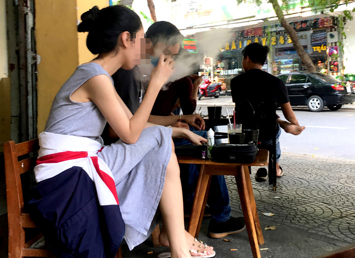 Thực tế, có không ít trường hợp học sinh được đưa vào cấp cứu trong trạng thái kích thích, loạn thần, ảo giác hoặc suy hô hấp do ngộ độc các chất trong thuốc lá điện tử.