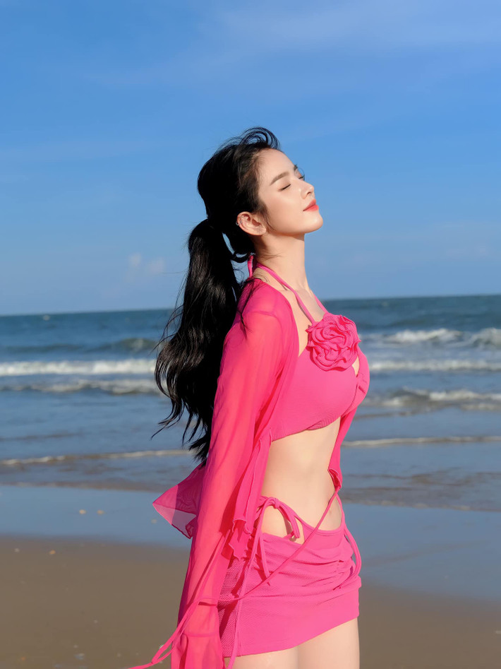 Trong bộ ảnh mới đăng trên Facebook cá nhân, DJ Mie khoe dáng với bikini màu hồng bên bãi biển. Sắc vóc gợi cảm, cuốn hút của nữ DJ nhận về gần 150 nghìn lượt like (thích), hàng nghìn bình luận khen ngợi của cư dân mạng.