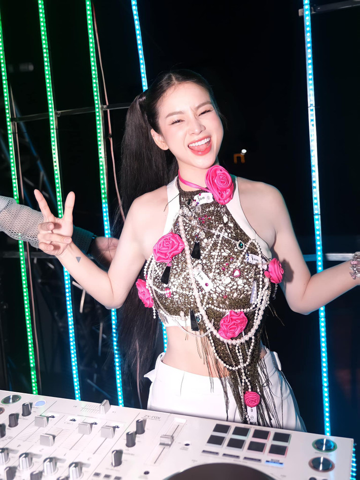 DJ Mie tên thật là Trương Tiểu My, sinh năm 1995, quê Đà Nẵng. Nhờ gương mặt xinh xắn, 9x còn được khán giả và đồng nghiệp phong là "hoa hậu DJ".