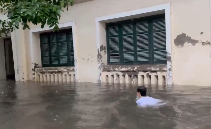 Trong một clip khác, một nam sinh thay vì đi bộ đã bơi vào lớp trong khu vực ngập nặng. Clip có thể là trò vui của một số học sinh nhưng phần nào cho thấy tình trạng ngập sâu sau một buổi sáng mưa to ở Hà Nội.