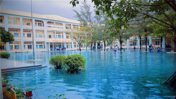Trước đó, bộ ảnh “mở hồ bơi theo mùa” ngay trong sân trường của học sinh trường THPT Nguyễn Hùng Sơn (phường Rạch Sỏi, Rạch Giá, Kiên Giang) là một trong những ý tưởng “bá đạo” điển hình cho điều này.