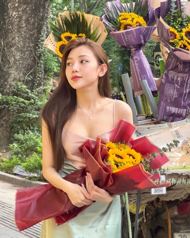 Dù Đoan Tâm chỉ úp mở một phần gương mặt Tuấn Tài hay chụp sau lưng nhưng nhìn trang phục hay bối cảnh chụp ảnh, nhiều người nhanh chóng nhận ra đó là chàng cầu thủ.