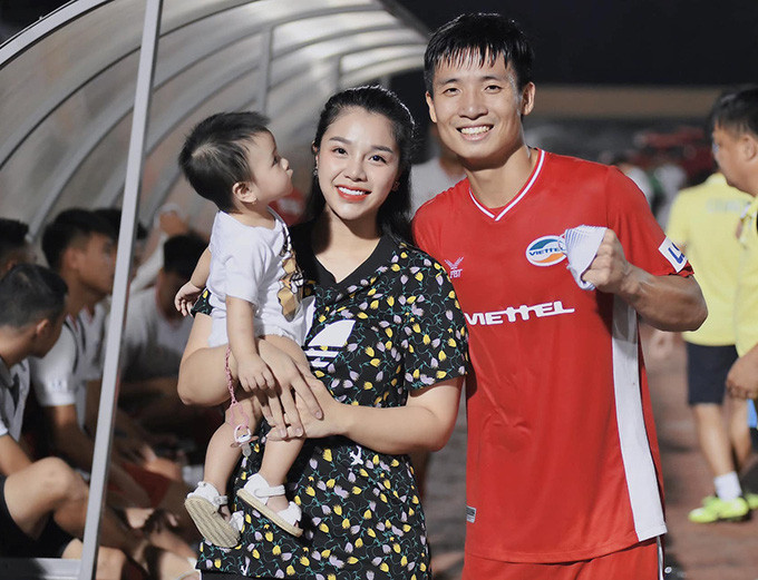 Ngoài ra, Bùi Tiến Dũng cũng rất hay “ting ting” quà khủng cho bà xã. Chẳng hạn vào dịp năm mới, chân sút Viettel chuyển khoản hơn 230 triệu đồng để lì xì cho vợ. Hay vào dịp sinh nhật của “nóc nhà”, anh cũng dành tặng cô món quà lến tới 9 số 0.