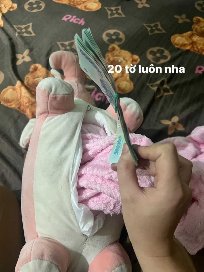Hóa ra đây chính là nơi người chồng giấu “quỹ đen” của mình. Đếm sương sương số tiền này người vợ phát hiện ra có tới 20 tờ 500 nghìn đồng. Số tiền được buộc bằng chun cố định rất cẩn thận.