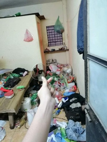 Đồ ăn uống, đồ dùng cá nhân, tất cả mọi đồ đạc trong nhà đều vứt tứ tung và vô cùng bẩn thỉu, đặc biệt là bồn cầu đen kịt như 30 năm không có ai dọn. Không ai tin rằng một người có thể sống ở đó. Ảnh minh hoạ