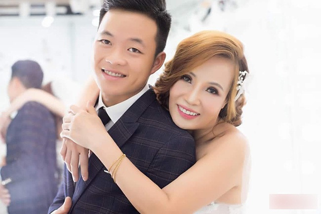 Đã 5 năm về chung một nhà và cùng nhau trải qua 5 cái Tết Nguyên đán, vợ chồng cô dâu Cao Bằng là chị Thu Sao và anh Hoa Cương vẫn thu hút sự chú ý của dân mạng.