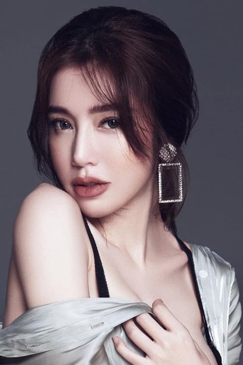 Ngoài ra, gái xinh ngực khủng này chỉ diện các mẫu có phần ren đính nhẹ nhàng quanh viền cổ cùng đường xẻ tà cao làm điểm nhấn.
