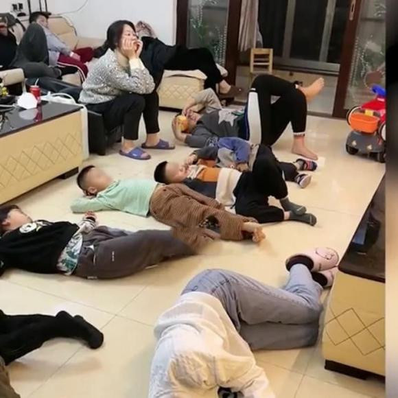 Gần chục người ngủ trong 1 phòng.