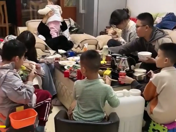 Về quê ăn Tết với ông bà là hình ảnh mà nhiều người thèm muốn.