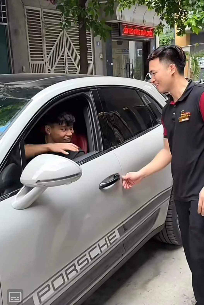 Trong hình ảnh mới xuất hiện, Vũ Văn Thanh đã lái chiếc xe Porsche Macan xuống phố.