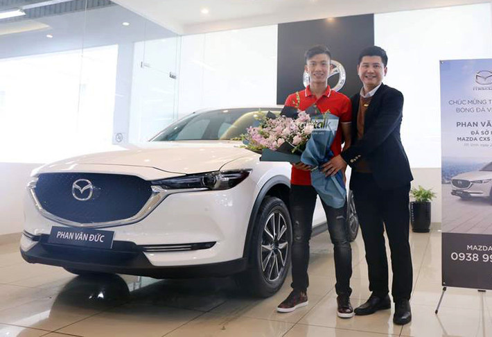 Nhân dịp Tết Kỷ Hợi 2019, Phan Văn Đức tậu chiếc Mazda CX5 tiền tỷ dành tặng mẹ.