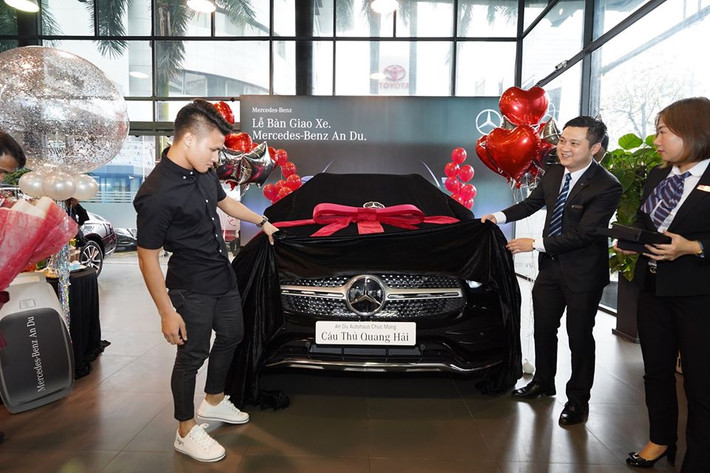 Năm 2020, tiền đạo Nguyễn Quang Hải đã mạnh tay chi hàng tỷ đồng để tậu chiếc Mercedes-Benz GLC 300 4MATIC tại một đại lý ở Hà Nội. Mặc dù khá kín tiếng nhưng thông tin này nhanh chóng được cộng đồng fan phát hiện.