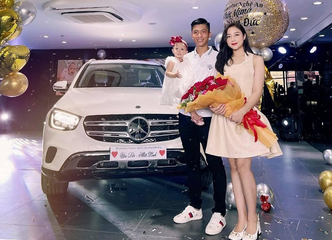 Năm 2021, Phan Văn Đức tậu chiếc Mercedes có giá hơn 2 tỷ tặng vợ.