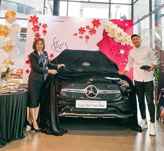Trước đó, Văn Hậu đã sở hữu cho mình một chiếc xe Mercedes-Benz GLC300 4Matic AMG 2020 sau khi quay trở lại Việt Nam từ CLB SC Heerenveen Hà Lan.