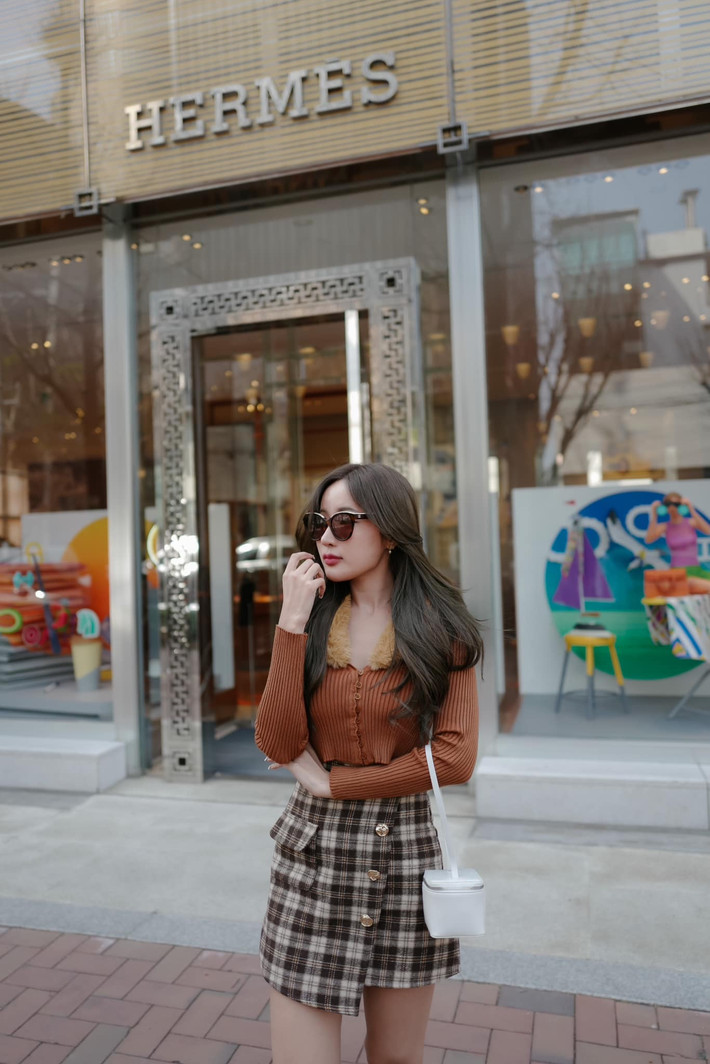 Thanyarat Charoenpornkittada, thường gọi là Feary, là hot girl đình đám tại Thái Lan. Cô nàng sở hữu gương mặt thơ ngây, tinh khôi như nắng mai nhưng thân hình lại căng đầy, tràn trề nhựa sống.