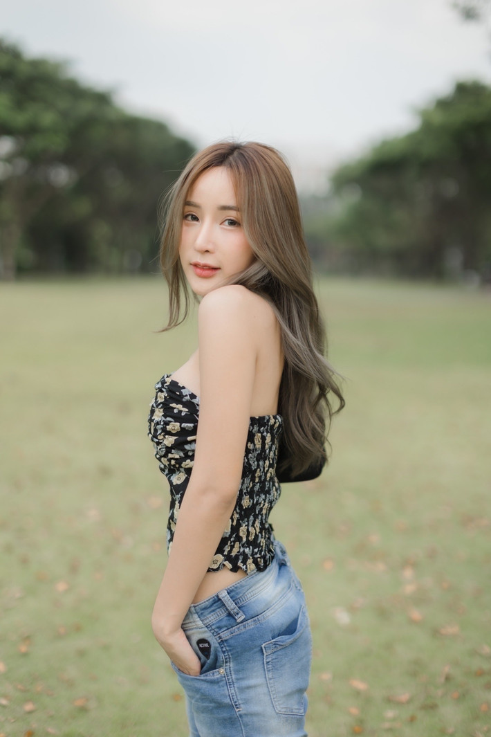 Vẻ đẹp căng mọng, nở nang giúp thiên thần lai trở thành gương mặt yêu thích của nhiều nhãn hàng thời trang, làm đẹp tại Thái Lan cũng như các nước lân cận.