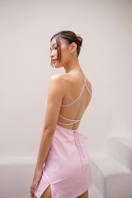 Cũng giống như bạn trai, Phương Trinh cũng thuộc tuýp người yêu sự vận động. Nàng hot girl chơi bóng rổ và một số môn thể thao khác.