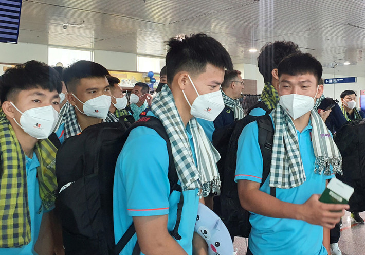 Trước khi lên đường sang Campuchia, HLV Troussier loại 7 cầu thủ gồm Trần Trung Kiên, Nguyễn Đức Việt (HAGL), Trần Văn Thắng, Nguyễn Nam Trường (CLB Hoà Bình), Hà Văn Phương (CLB CAHN), Phạm Đình Duy (CLB Đà Nẵng) và Nguyễn Hữu Nam (CLB PVF-CAND).