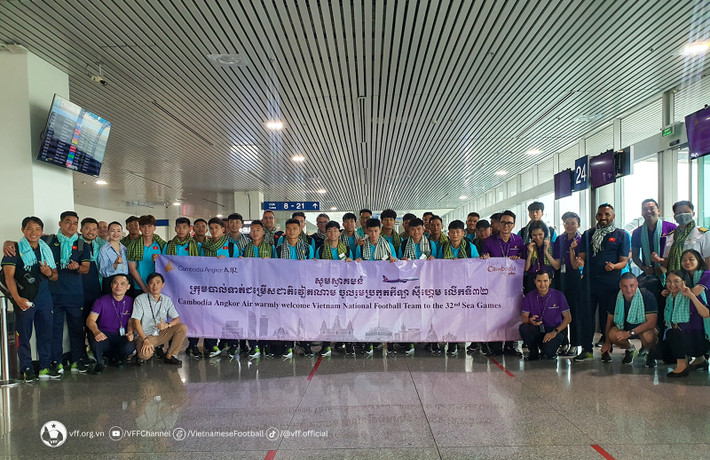 Thầy trò HLV Philippe Troussier được đại diện BTC và đặc biệt là người dân Việt Nam sinh sống Campuchia, chào đóng nồng hậu. Ảnh: VFF