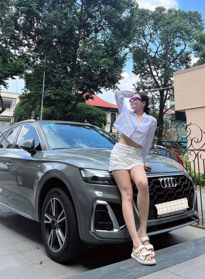 Tuy nhiên, gần đây hot girl Trâm Anh đã chia sẻ trên trang cá nhân một bức ảnh chụp cùng chiếc xe hơi Audi sang xịn, kèm theo chú thích hài hước: "Chẳng biết cap gì".