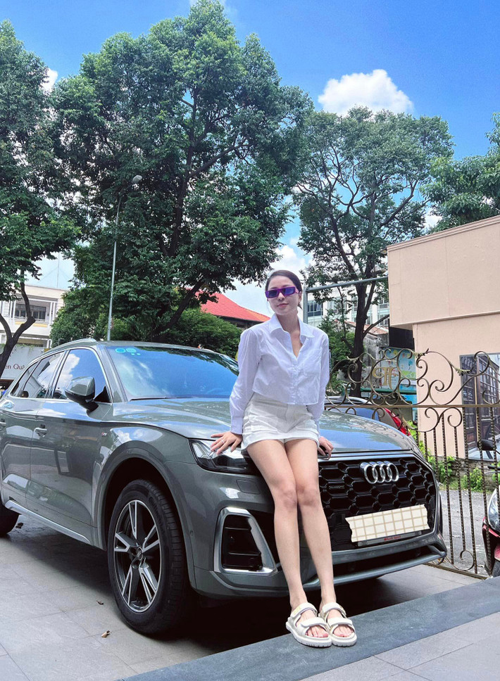 Bức ảnh của người đẹp xứ Thanh ngay lập tức nhận được sự chú ý của cộng đồng mạng và nhanh chóng lan truyền rộng rãi trên các trang mạng xã hội.