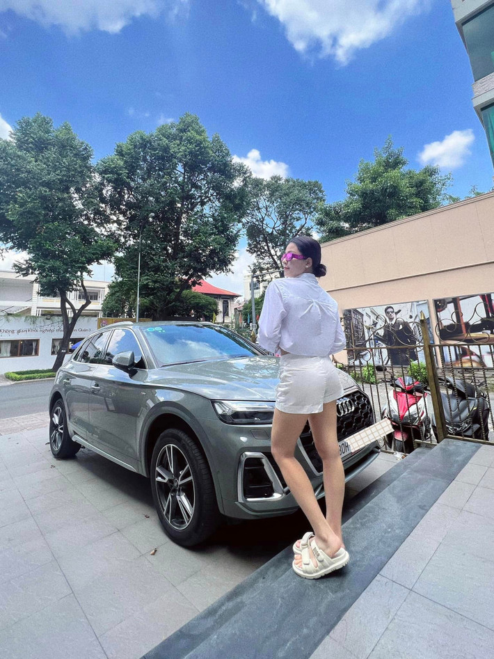 Dù không hoạt động trong showbiz nhưng Trâm Anh vẫn luôn thu hút sự chú ý của công chúng bởi nhan sắc và phong cách thời trang đẳng cấp của mình.