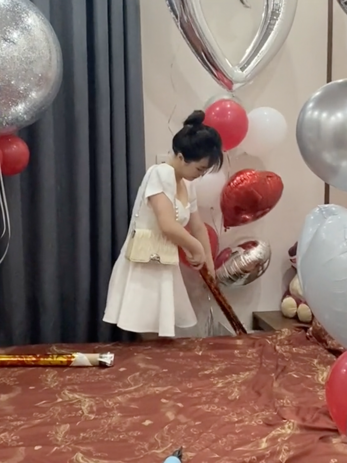 Bởi trước khi hôn lễ được diễn ra, chú rể đã cất công dọn dẹp, mua giường tủ, bàn ghế, trang trí cho căn phòng thật đẹp để rước cô dâu về.