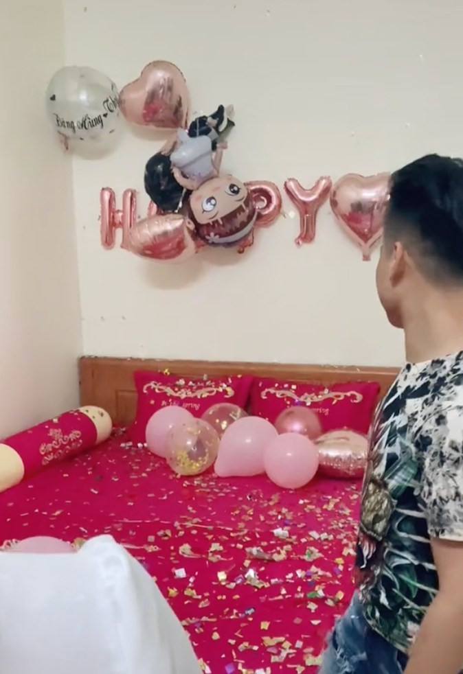 Đương nhiên, bữa tiệc nào rồi cũng đến lúc tàn, một khi mọi người đã về hết thì công cuộc dọn dẹp phòng ốc lại đến lượt cô dâu, chú rể.