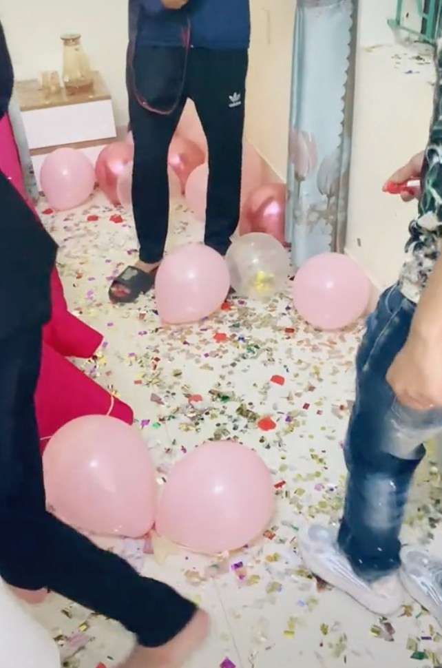 Nếu phòng bừa bộn nhiều pháo giấy như vậy, cặp đôi sẽ thêm mệt mỏi vì dọn lại.