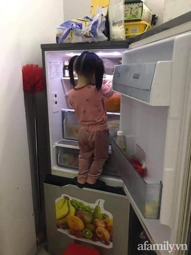 Khi xem những hình ảnh trên, các bậc phụ huynh không khỏi than trời: "Con gái nghịch ngợm đâu kém mấy "bà giặc".