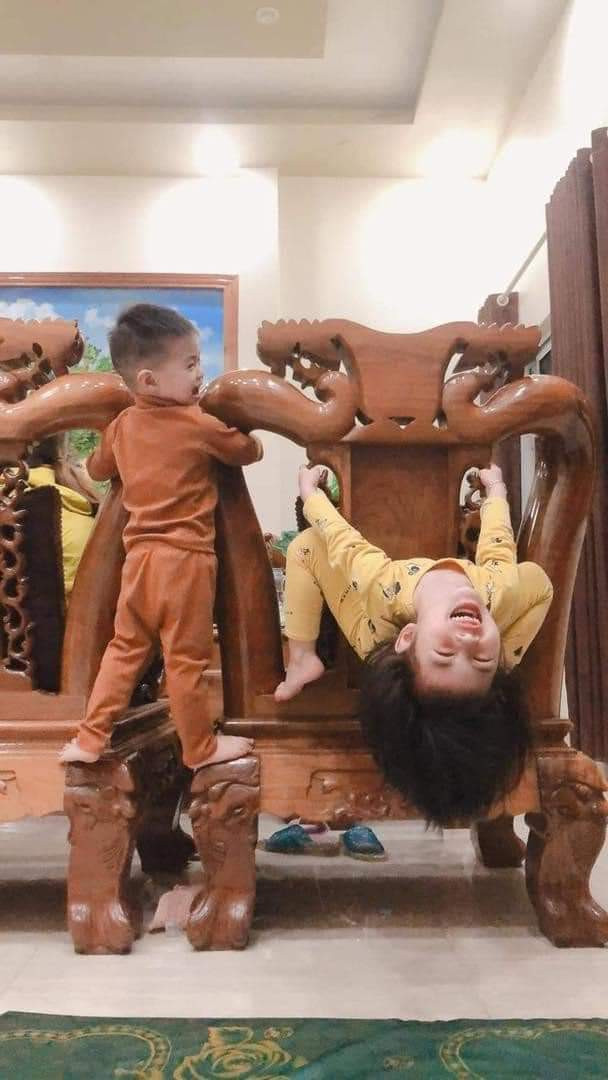 Đừng đùa với bé, con không cao nhưng đồ để trên đó vẫn lấy được như thường.