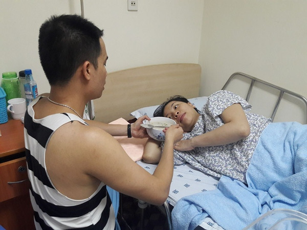 Trước đó, một anh “chồng nhà người ta” khác cũng khiến không ít chị em ngưỡng mộ. Cụ thể đó là câu chuyện của vợ chồng chị Lưu Hằng và anh Hoàng Vũ sinh sống và làm việc tại Hải Phòng. Bộ ảnh chị Hằng đăng tải trên mạng xã hội khi chồng giúp mình gội đầu đã gây bão mạng.