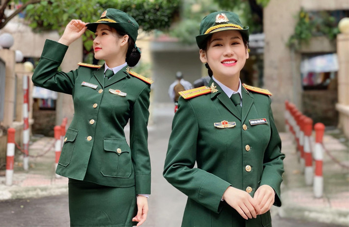 Nguyễn Đặng Anh Phương quê ở Hương Khê, Hà Tĩnh, được cư dân mạng biết đến với biệt danh "hot girl quân nhân" với 10 năm đứng trong quân ngũ và thuộc biên chế của Nhà Hát Kịch Nói Quân Đội.