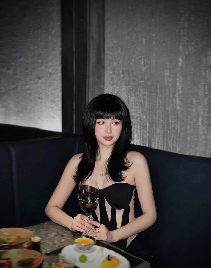 Tâm Tít tên thật Phạm Thanh Tâm (sinh năm 1989), là một trong những hot girl đời đầu của Hà thành.