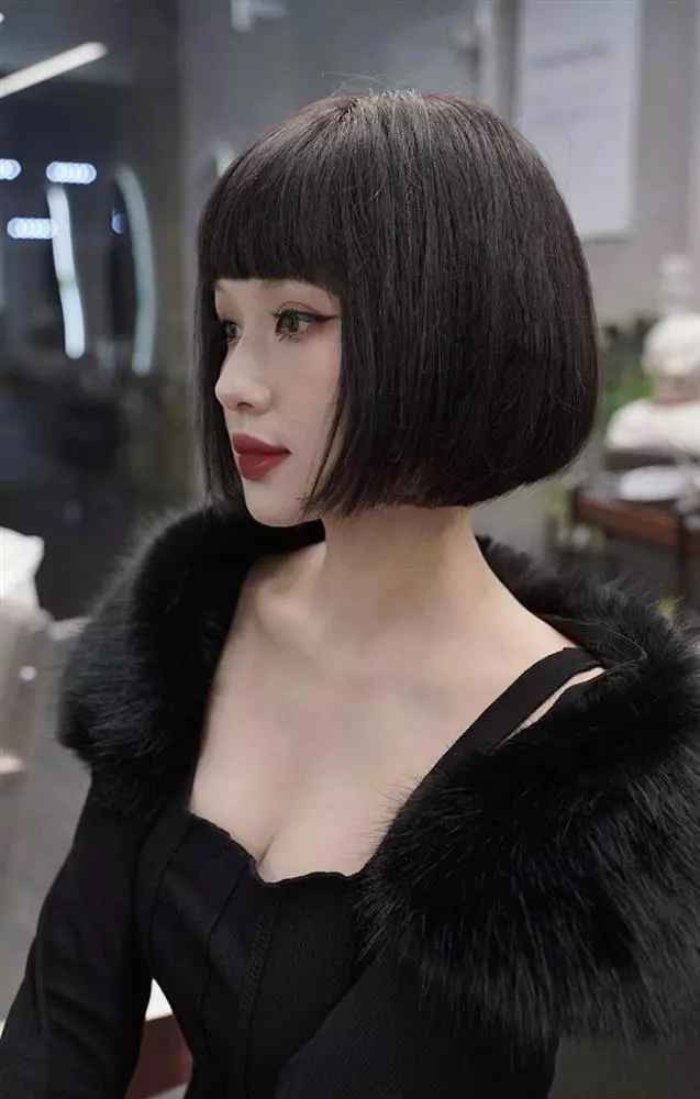 Khoảnh khắc ghi lại, hot girl Tâm Tít đăng ảnh đứng selfie trước gương. 8X diện chiếc áo màu đen dạng crop top và chiếc quần giả váy khoe trọn vóc dáng eo thon.