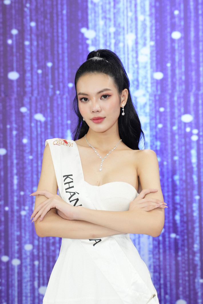 Tường San tên khai sinh là Nguyễn Hoàng Bảo Phúc. Cô nàng hiện là mẫu tự do. Với sắc vóc vượt trội, 18 tuổi, gái xinh chuyển giới đã là người mẫu đắt show.