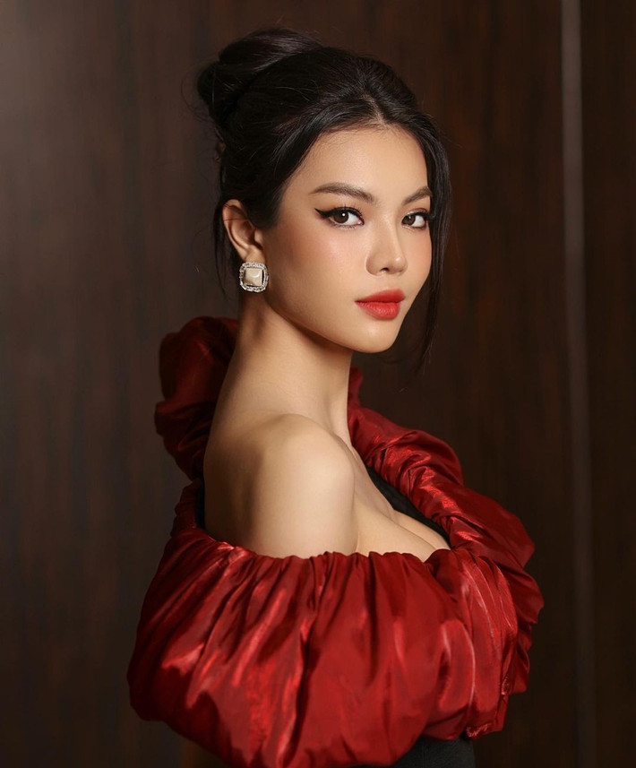 Tường San phải tuân thủ chế độ ăn uống và tập luyện khoa học để tự tin khoe nhan sắc gợi cảm, quyến rũ trong mỗi khung hình.