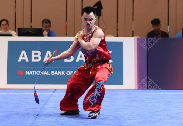 Sau khi giành tấm HCV thứ 2 tại SEA Games 32, VĐV Nông Văn Hữu chia sẻ với báo Nhân Dân: "Tôi rất hạnh phúc khi đã thực hiện được ước mơ lớn nhất của mình. Ai cũng áp lực nhưng việc được cống hiến cho màu cờ sắc áo giúp tôi vượt qua".