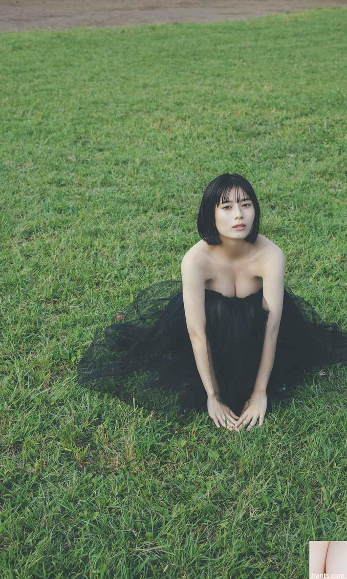 Tại độ tuổi 25, cô nàng Nhật Bản này toả sáng như mặt trời với gương mặt tươi tắn, thần thái cuốn hút và thân hình hoàn hảo. Mặc dù chỉ cao 1,52m, Sakuako luôn tận dụng cách thức ăn mặc thông minh để tạo sự thăng hoa cho chiều cao của mình, thường diện quần cạp cao, croptop, chân váy ngắn và nhiều trang phục khác.
