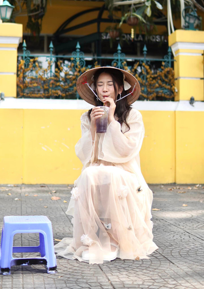 Trước đó, Lê Bống cũng từng bị “ném đá” rất nhiều bởi những hình ảnh hở hang bạo đến đỏ mặt, cũng như loạt phát ngôn thiếu muối gây sốc trên mạng xã hội.