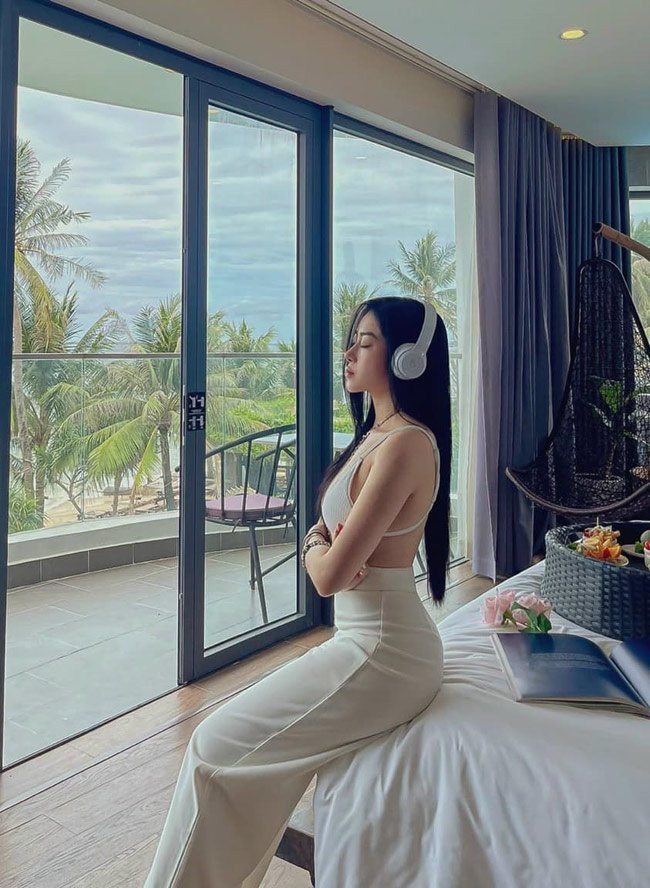Người đẹp Quảng Bình cũng không ngại "chỉnh sửa" để có gương mặt ưng ý. Cô từng sửa mũi, làm răng sứ và tiêm filler tạo hình môi.