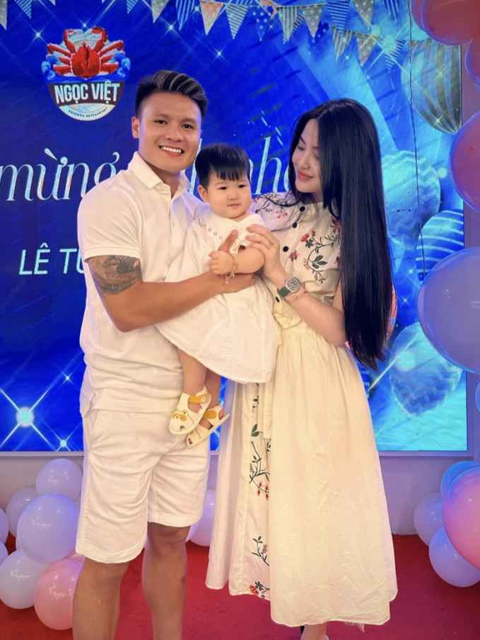 Tuy nhiên so với trước đây, Quang Hải có phần cởi mở hơn khi thường xuyên đưa bạn gái đi đám cưới đồng đội, có những hành động, cử chỉ tinh tế “đánh dấu chủ quyền”.
