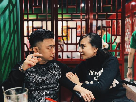 Trong ảnh, anh và bạn gái xăm hình đôi có tên của cả hai lên tay. Qua bức ảnh có thể biết, bạn gái của Duy Alex tên là Nga.