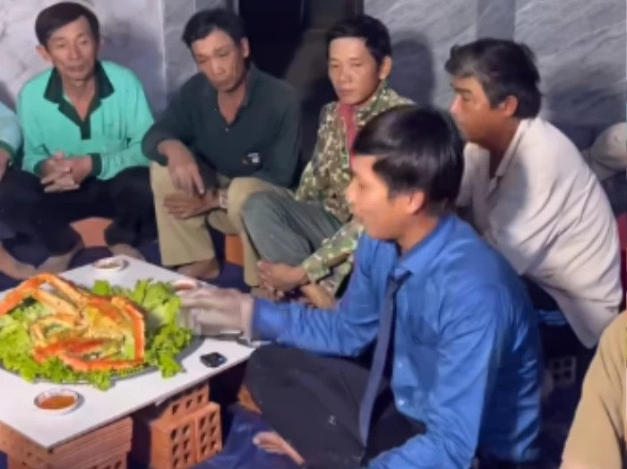Ngày làm có 200.000 đồng, 300.000 nghìn đồng nên thợ hồ mua gì cũng phải tính toán. Lộc cũng muốn mua 2 con để đãi mọi người nhưng giá con cua này cao quá nên Lộc chỉ mua 1 con để mỗi người thử một miếng cho vui, cho biết", Lộc Fuho chia sẻ.