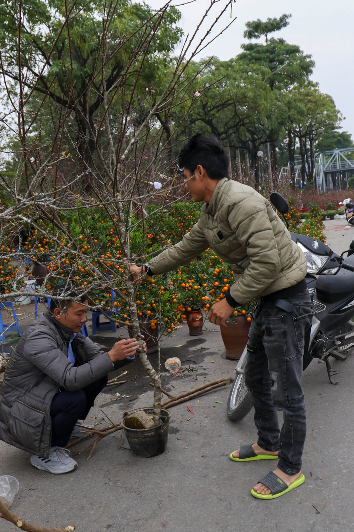 Cảnh buôn bán đìu hiu chiều 28 Tết Nhâm Dần khiến các tiêu thương buồn bã.