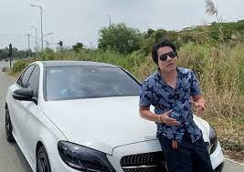 “Hi các bạn, sau gần 3 năm cũng đã đến lúc về Việt Nam. Lúc đi thì đang đỉnh dịch Covid-19, ngồi ghế business mà vắng teo, lounge (dịch: phòng chờ sân bay) cũng dẹp hết. Giờ về thì mọi thứ đã ổn định, lounge cũng đông, full hết cả ghế thương gia, đã vậy còn đắt đỏ hơn nhiều. Lúc đi từ Việt Nam qua Mỹ mua vé có 2,4 nghìn đô, giờ về 3,2 nghìn đô”, Khoa Pug bày tỏ.