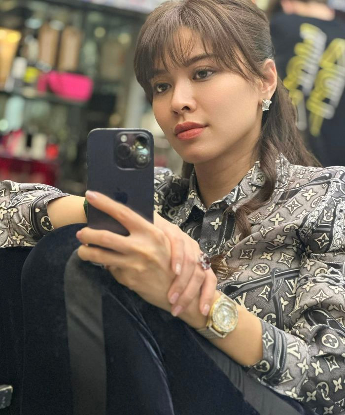 Mới đây, người hâm mộ bất ngờ khi BTV Dương Ngọc Trinh khoe hình ảnh của bản thân với mái tóc mới vô cùng khác lạ.