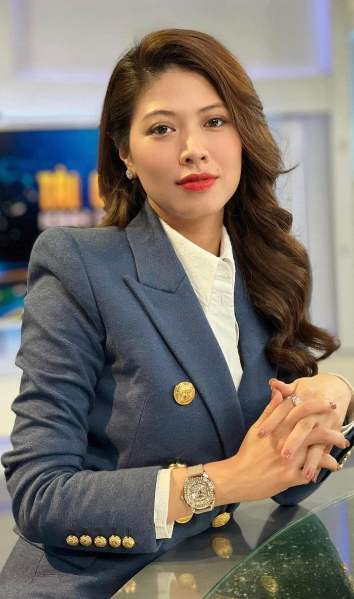 Không còn phong cách tóc rẽ ngôi hay búi cao gọn gàng như thường nhật, nữ BTV chuyên mảng tài chính này quyết định lột xác mái tóc mới theo kiểu mái lưa thưa, nhẹ nhàng nhưng điềm đạm và rất cá tính. Cô nàng trông có phần nhí nhảnh, cá tính với kiểu tóc mái thưa này dù đang ở tuổi 37.