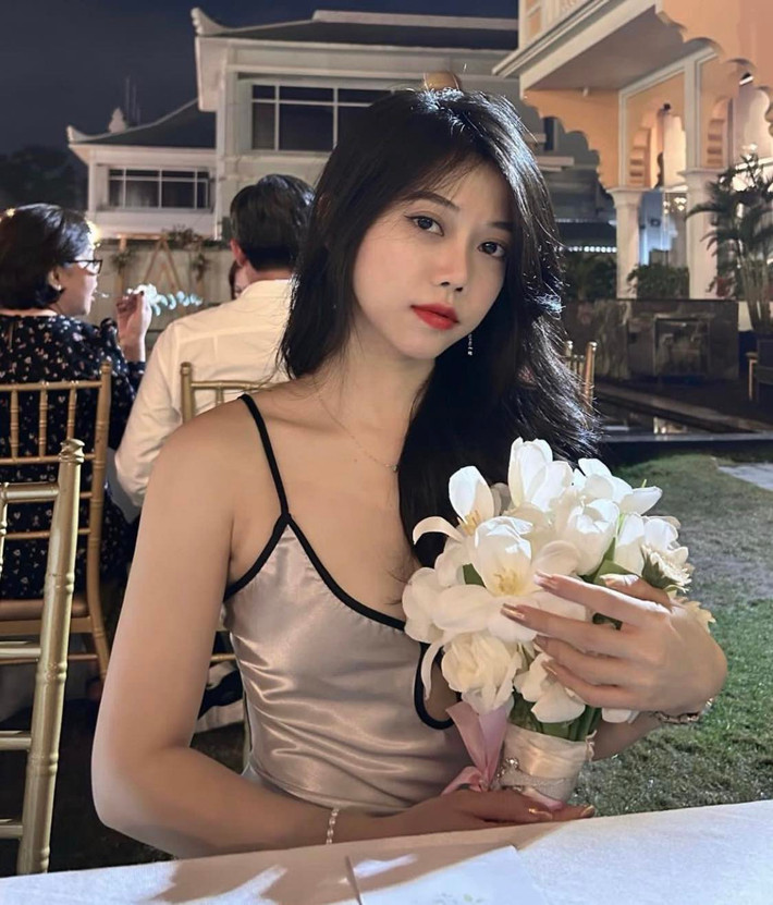 Về phía chủ nhân của clip chia sẻ: "Khi mình đăng clip diện chiếc váy hở khá táo bạo đó lên MXH là mình đã chấp nhận sẽ có người khen, người chê. Nhưng thực sự, mình không chỉ đưa váy này vào clip gợi ý mặc đẹp mà mình cũng đã diện ở ngoài khá nhiều lần rồi, cả trong những buổi tiệc hay đám cưới. Mình cũng nhận được khá nhiều lời khen từ những người bạn, hay những người anh chị dự tiệc cùng mình. Mình cho rằng điều đó quan trọng hơn. Vì nó là cảm nhận trực quan, là cuộc sống thật. Còn trên MXH chỉ là 2/10 cuộc sống của mình thôi...