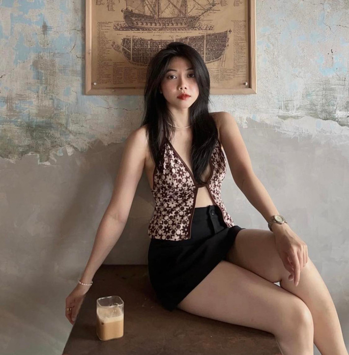 Thêm nữa là ngoài những ý kiến trái chiều, mình vẫn được nhiều người bạn, thậm chí là các chị mà mình đang hợp tác có nhắn tin hỏi mình mua đầm này ở đâu. Theo mình, đã là người sáng tạo nội dung thì mình sẽ chấp nhận những ý kiến nhiều chiều. Đối với những người góp ý lịch sự, mình sẽ tiếp thu và cải thiện nội dung theo hướng phù hợp hơn". Gái xinh trong clip nói thêm.
